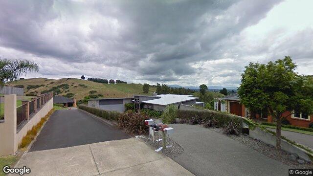 34 Holcombrooke Lane